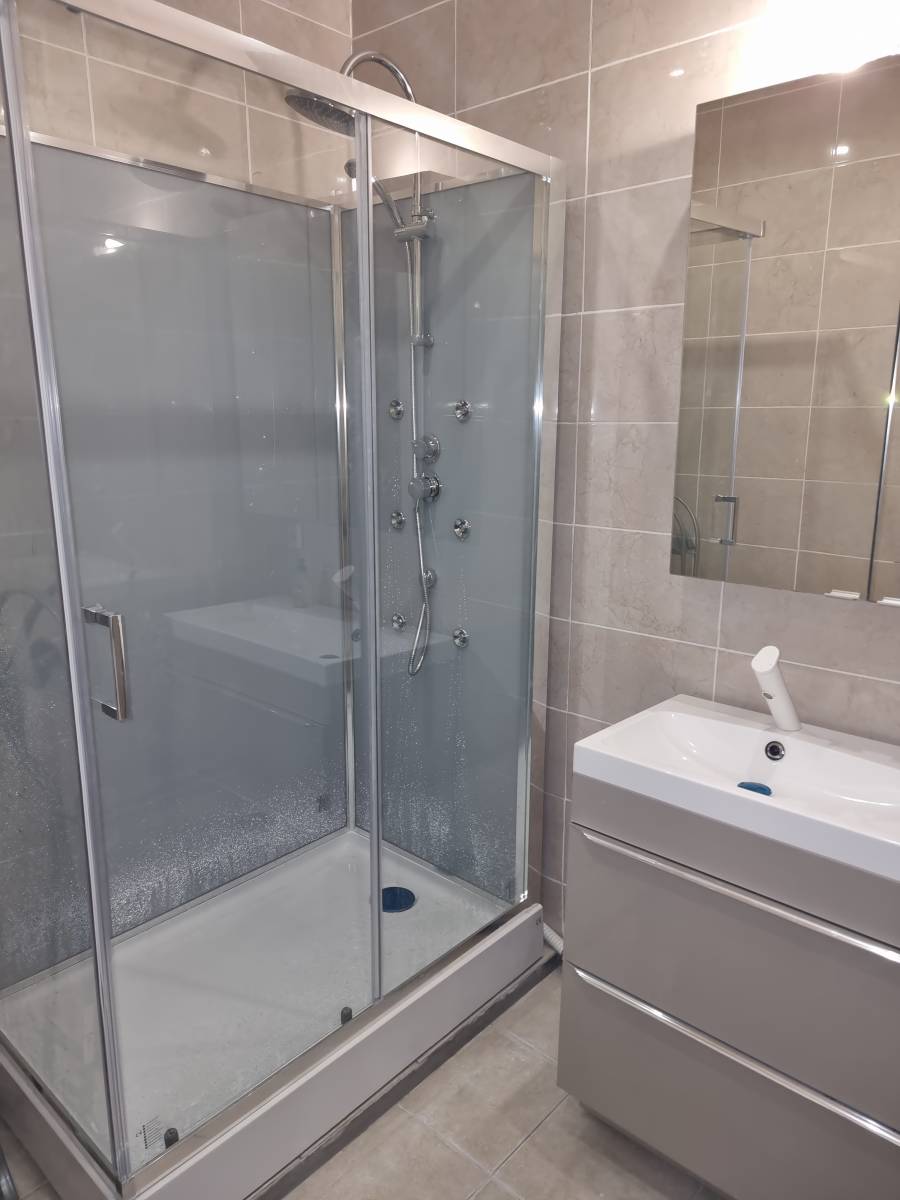 Rénovation de salle de bain et pose de douche italienne à Marseille 13011