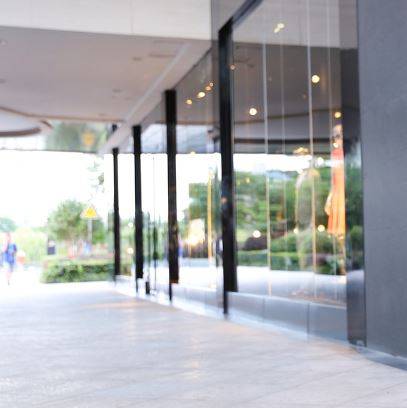 Nettoyage des vitrines de commerces à Marseille 13002