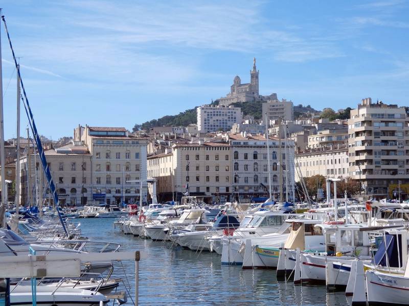 Faire intervenir une entreprise pour le nettoyage chaque semaine d'une location de vacances sur le Vieux Port à Marseille 13002